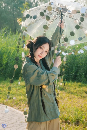 一位年轻女子手持透明雨伞站在外面