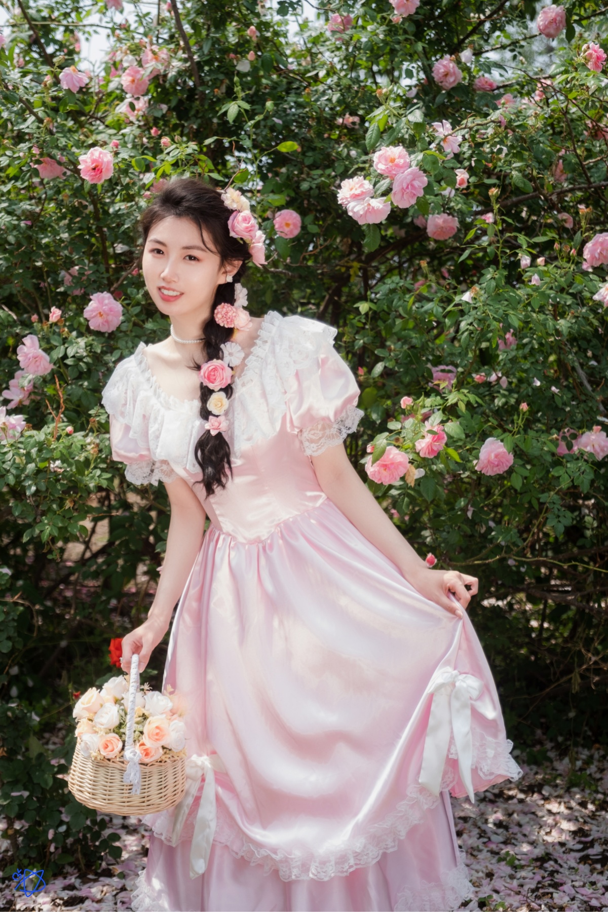 美丽的年轻女子穿着粉色 在花园里拿着花篮。