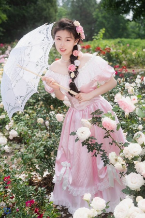 一位穿着粉红色连衣裙 手持白色雨伞 在玫瑰花丛中散步的年轻女子。