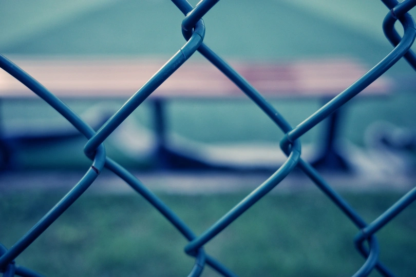 背景中有围栏和火车