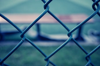 背景中有围栏和火车