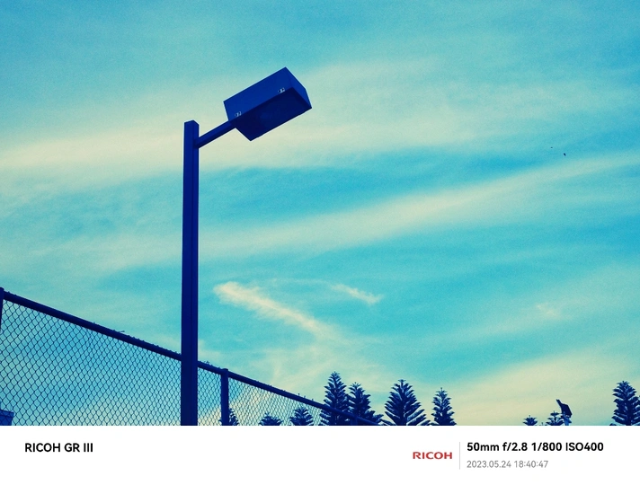 背景为蓝色天空的灯柱照片