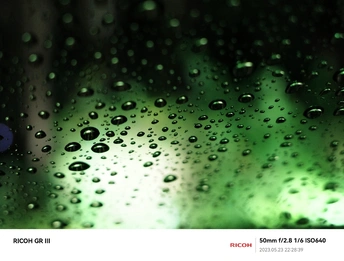 雨中汽车挡风玻璃上的水滴