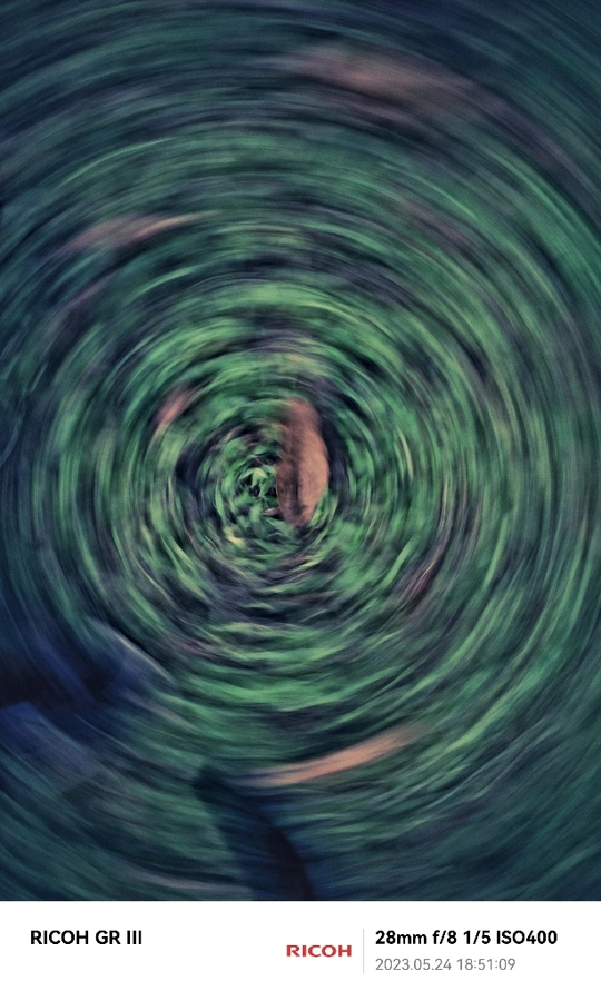 水流动形成的螺旋形轨迹 通过移动镜头实现。