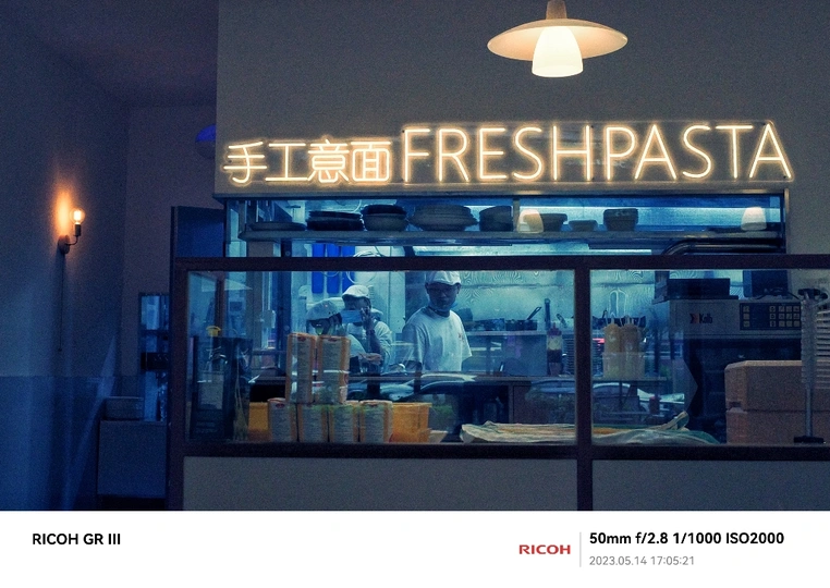 餐厅窗户上的氖灯