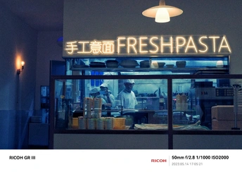 餐厅窗户上的氖灯