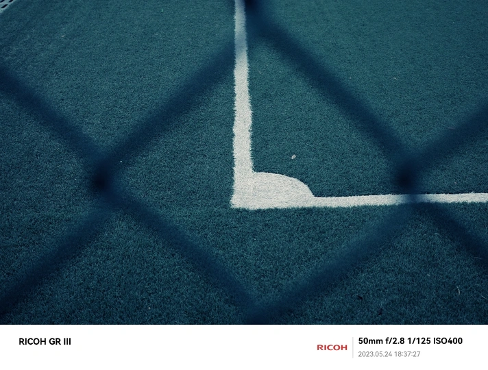 棒球场后面的围栏上的一条线