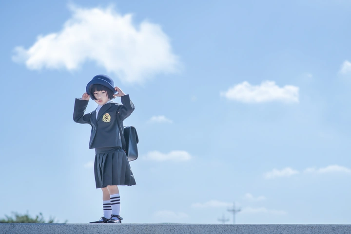 蓝天白云下的女孩