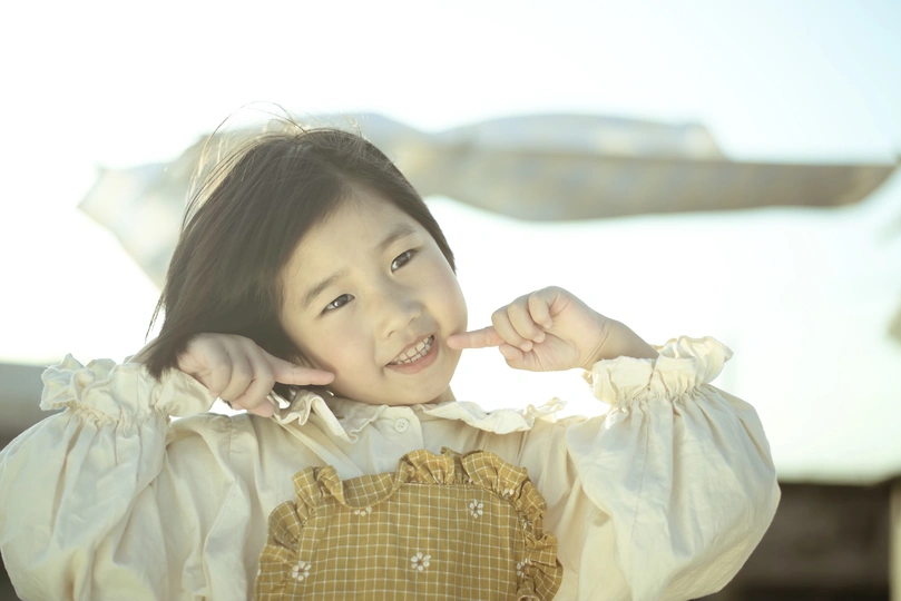 一个穿着连衣裙的年轻女孩在刷牙