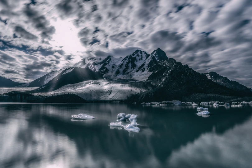 冰山和天空中的山脉的湖泊
