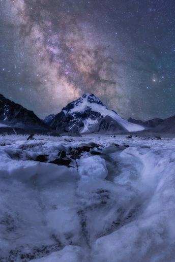 夜晚的冰川和山脉 星空在天空中