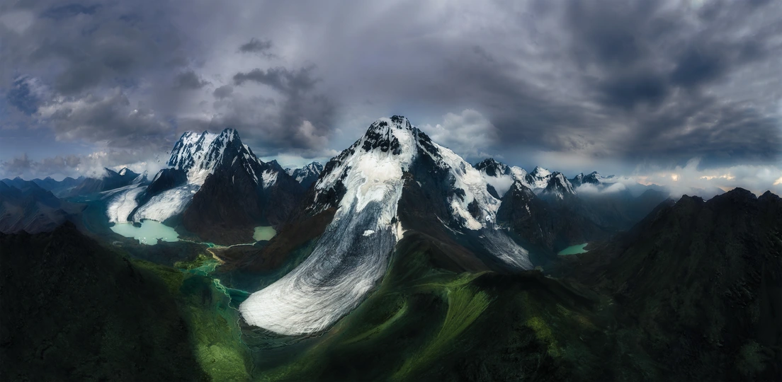 天空中有云的山脉