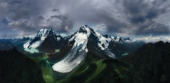 天空中有云的山脉