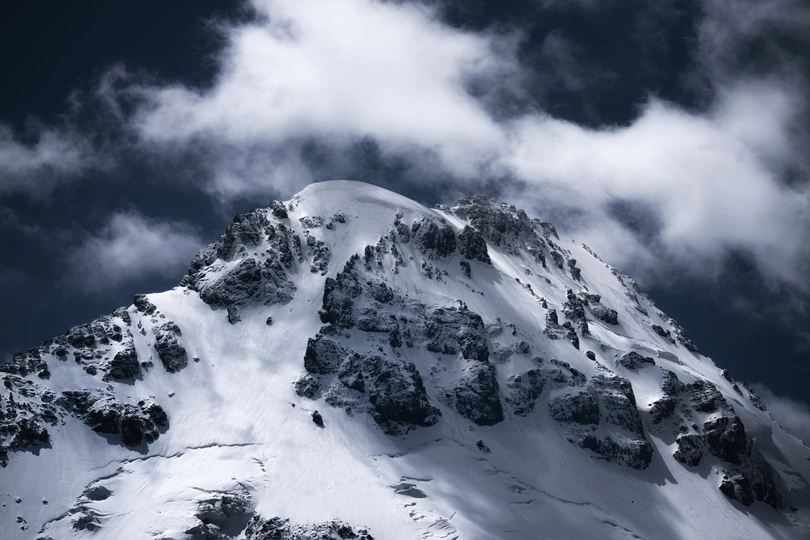 雪山上云雾缭绕 蓝天为背景