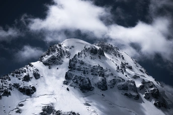 雪山上云雾缭绕 蓝天为背景