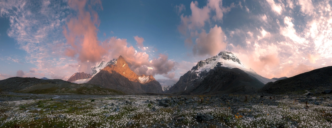 日落时山脉上的云彩
