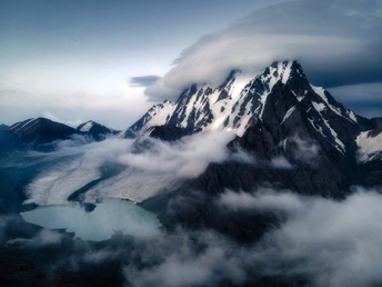 天空中的山脉和湖泊的 aerial view