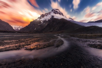 山脉上的日出或日落