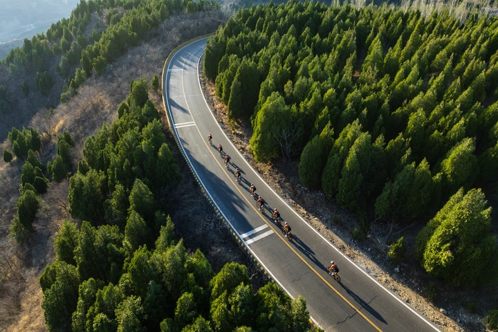 骑行于山林之间