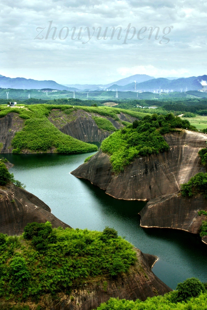 青山一道同云雨