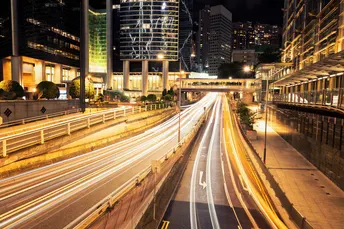 夜晚的城市街道 汽车和建筑物的灯光沿着道路