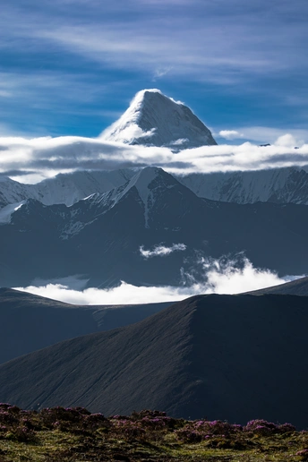 云中的山 背景是山脉