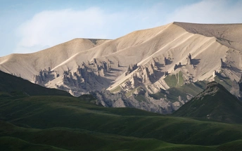 绿山和山脉的风景