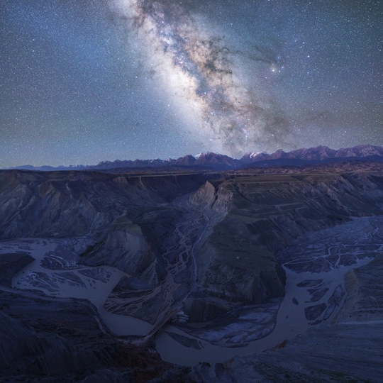 夜晚的山景、河流和山谷