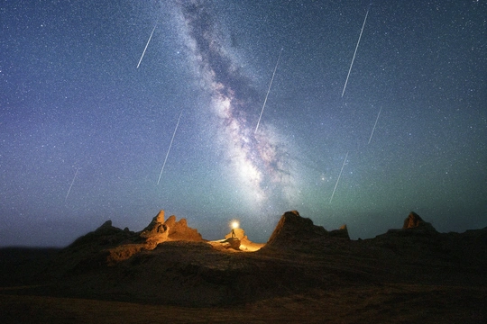 在沙漠中的山之夜 星空在天上。