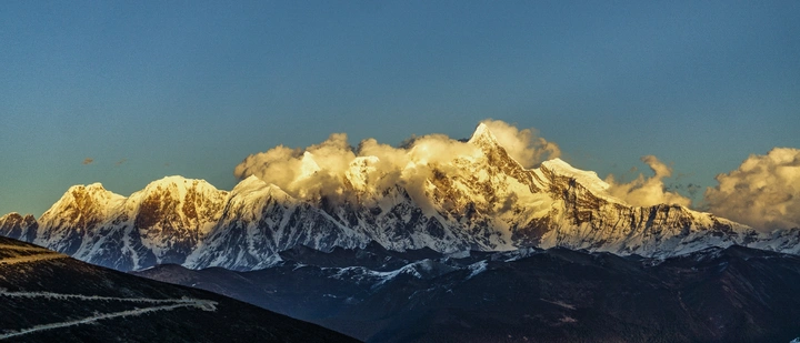 南迦巴瓦峰日照金山