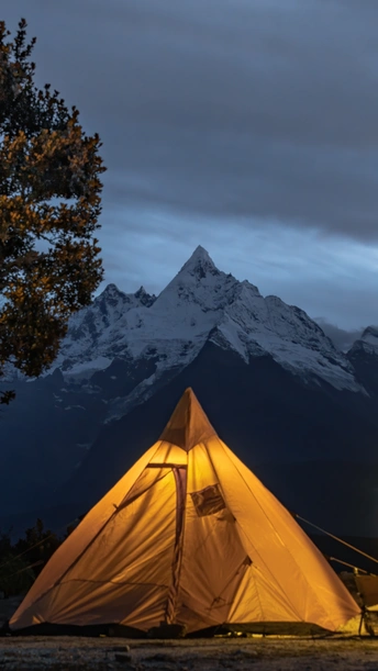 夜晚帐篷被山峦环绕