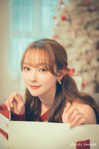 圣诞树前摆姿势的年轻女子