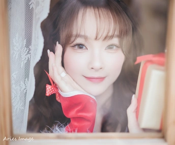 一位穿着红衣服的年轻女子正在镜子前照镜子