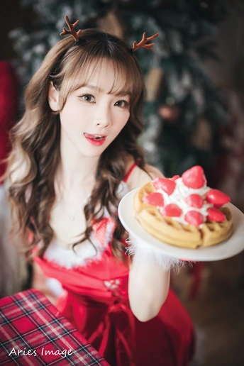 一位女士正在拿着一盘食物