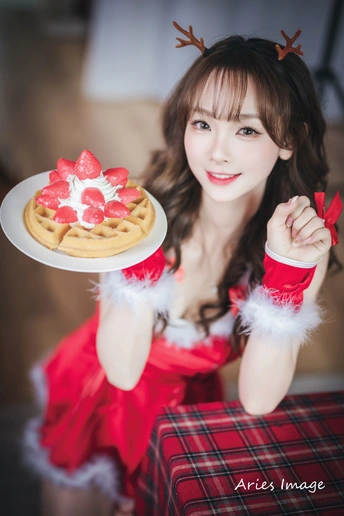 一位穿着圣诞老人服装的年轻女子 holding a plate of food