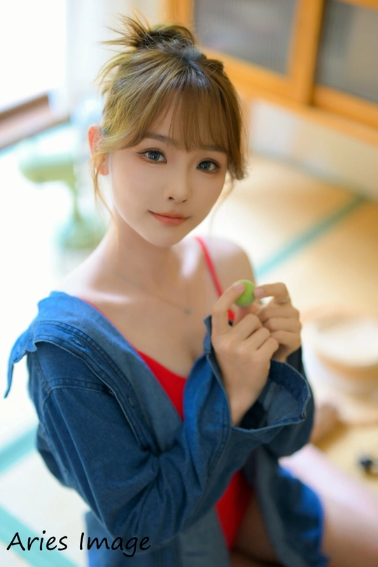 一位年轻女子举起手来