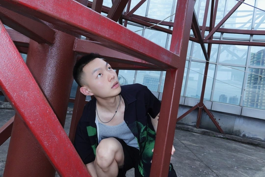 一个坐在红色椅子上的年轻人