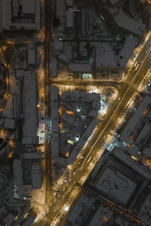 夜间交通稀少的城市鸟瞰图