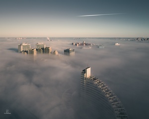 天空中有摩天大楼的云中城市