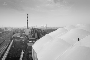 一张工业建筑屋顶的黑白照片
