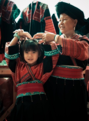 一对穿着传统服装的母亲和孩子 前景是一个年轻的女孩