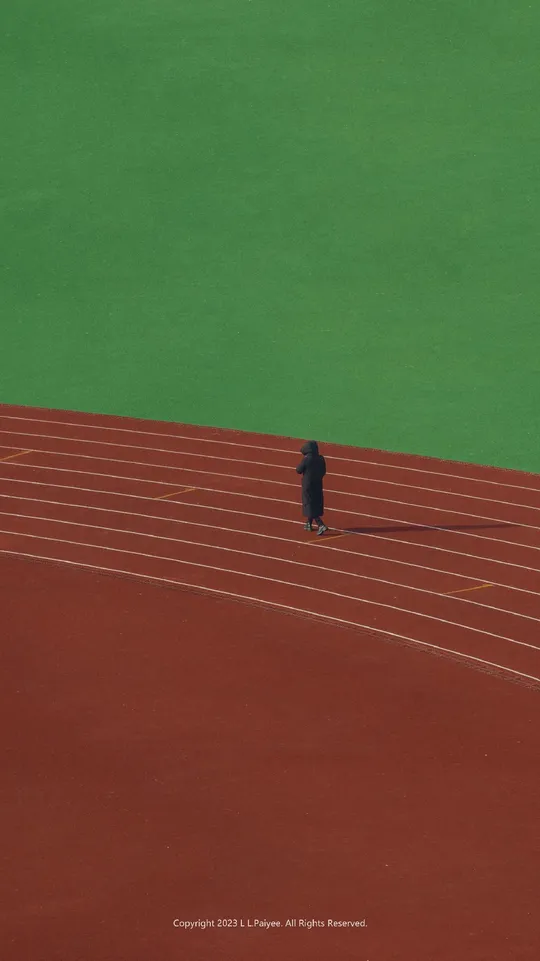 一个人站在跑道上 一个人正在穿越跑道。