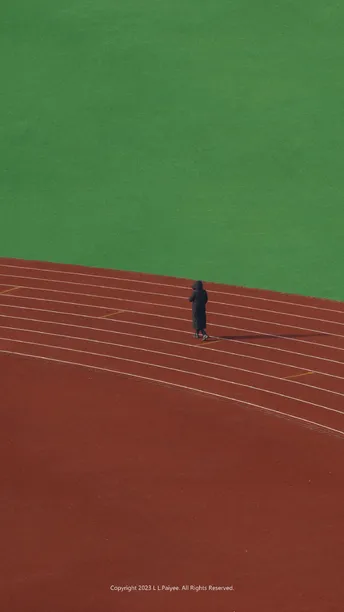 一个人站在跑道上 一个人正在穿越跑道。