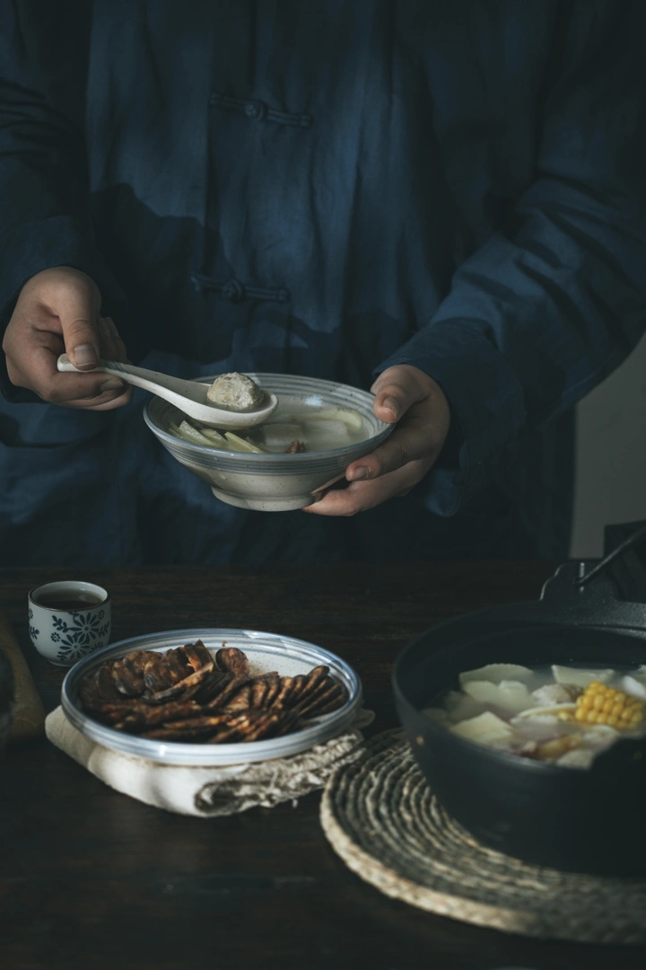 围炉聚炊欢呼处,百味消融小釜中