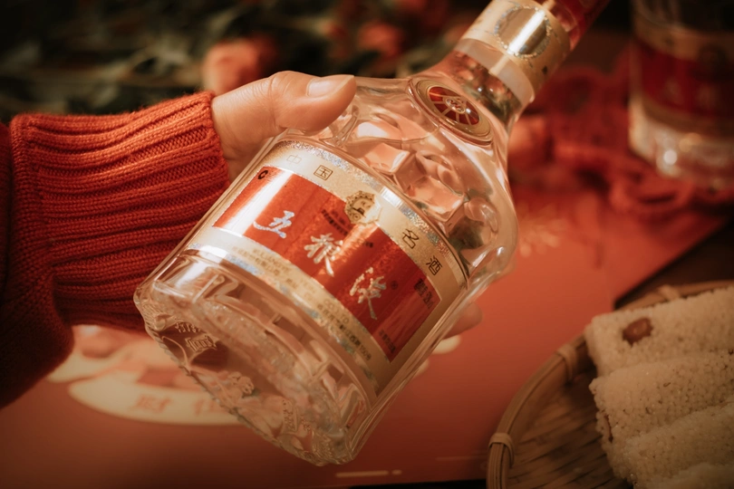 一位女子手里拿着一瓶空白的伏特加