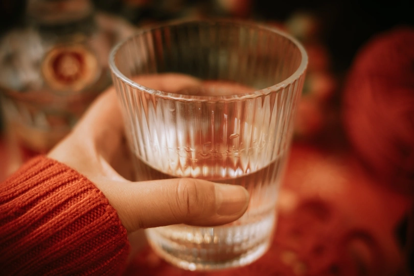 一个人拿着一个空的水杯