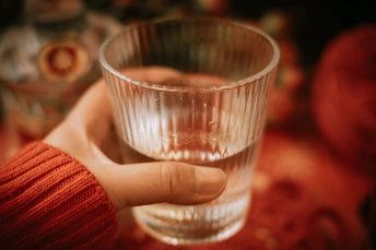 一个人拿着一个空的水杯