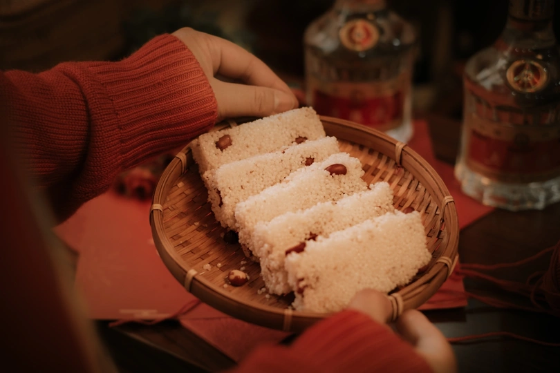 一个人手里端着一个蛋糕盘子 放在桌子上。