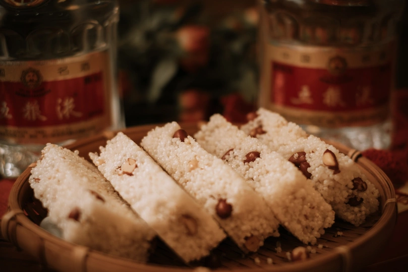 食物盘 背景有瓶子