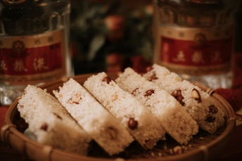 食物盘 背景有瓶子